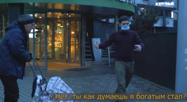 Блогер устроил пранк богатых на Рублёвке около "Азбуки вкуса". В образе деда получил хлебом в лицо
