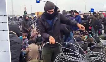Как мигранты штурмуют границу с Польшей, хватаясь за колючую проволоку. На кадрах — жуткая давка