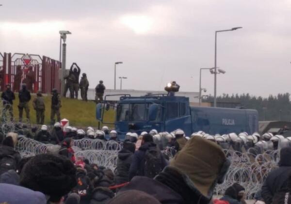 Мигранты штурмуют польскую границу, хватаясь голыми руками за колючую проволоку. На видео жуткая давка