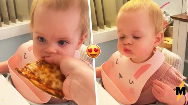 Ребёнок пришёл в восторг от первого в своей жизни куска пиццы. Закрыл глаза, наслаждаясь вкусом