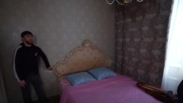 Как живёт дагестанец Мурад. У брутального блогера кровать с розовым покрывалом и игрушка на стене