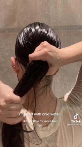 Как мыть волосы зимой? Блогерша показала защищающий от повреждений лайфхак из привычных средств