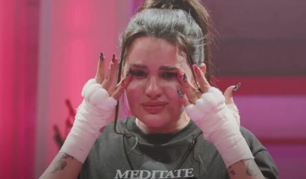 Катя Голышева довела до слёз Карину Аракелян на шоу PVP Arena. Мощно била кулаками, попадая по лицу