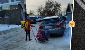 Мать-курьера «Яндекс.Еды» из Новосибирска осудили за работу с детьми. На видео тащит рюкзак и санки