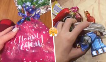 Мама показала, что дарят детям работников ФСИН на Новый год. В пакете — маленькая горсть конфет