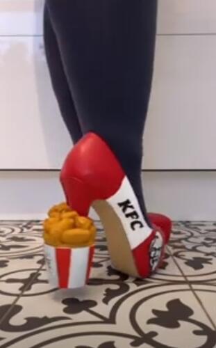 Фанатка обуви показала самодельные странные туфли. В её моделях наггетсы из KFC и элементы Sims