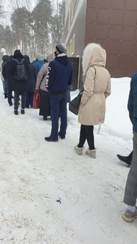 Как россияне стояли в очередях в поликлиники. На видео мёрзнут на морозе и кашляют в узких коридорах