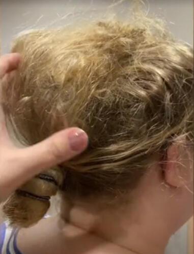 Парикмахер из Волгограда показала, как распутала огромный колтун клиентки. Из кома волос в аккуратную причёску