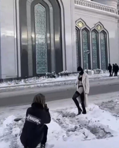 Блогерша, устроившая откровенную фотосессию у мечети в Москве, выпустила гайд по опасным снимкам