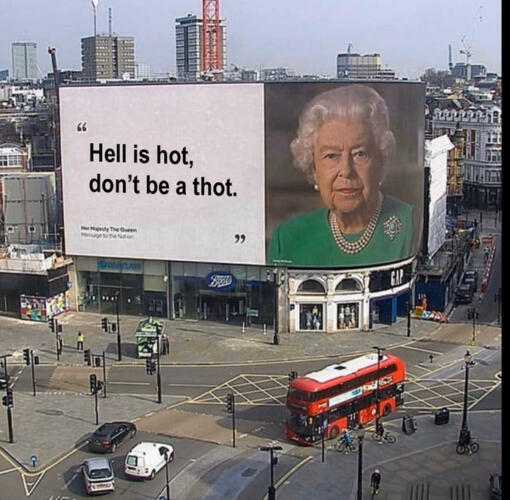 Что за мем “Королева Елизавета 2 на билборде". В пикчах монархиня делится с рунетом мудростью