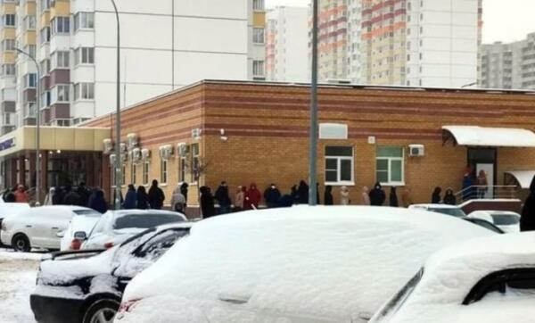 Как россияне стояли в очередях в поликлиники. На видео мёрзнут на морозе и кашляют в узких коридорах