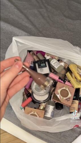 Блогерша показала, как разбирает ящики с косметикой. На видео выбрасывает десятки кремов в мусор