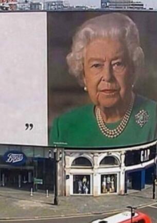 Что за мем «Королева Елизавета II на билборде». В пикчах монархиня делится с рунетом мудростью