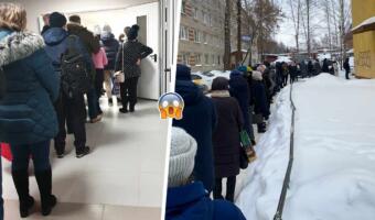 Как россияне стоят в очередях в поликлиники. На видео — толпы заболевших мёрзнут на улицах