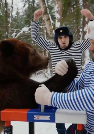 Блогер Кирилл Сарычев снял армрестлинг с медведем, разозлив иностранцев. Поборол зверя голый по торс
