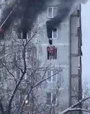 В Сети нашли спасителей девушки из пожара в Москве. Смельчаки учатся в РЭУ имени Плеханова и занимаются карате