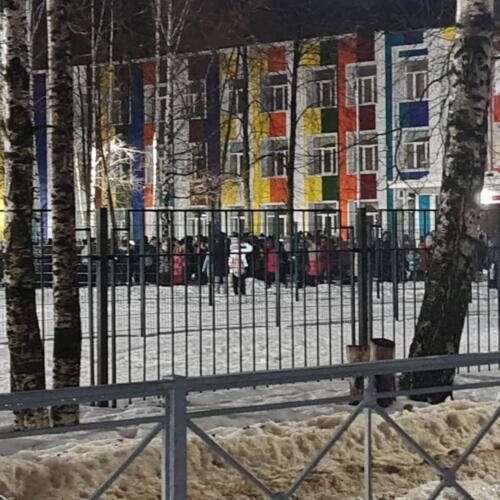 Что за "минирования" школ по всей России. На видео у учреждений толпы машин с испуганными родителями