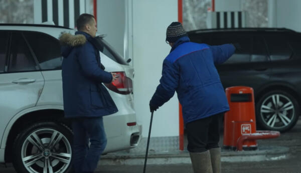 Блогер в наряде старика просил помощи у водителей с Рублёвки. Страдая, лежал на дороге, пока проезжали мимо