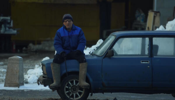 Блогер в наряде старика просил помощи у водителей с Рублёвки. Страдая, лежал на дороге, пока проезжали мимо