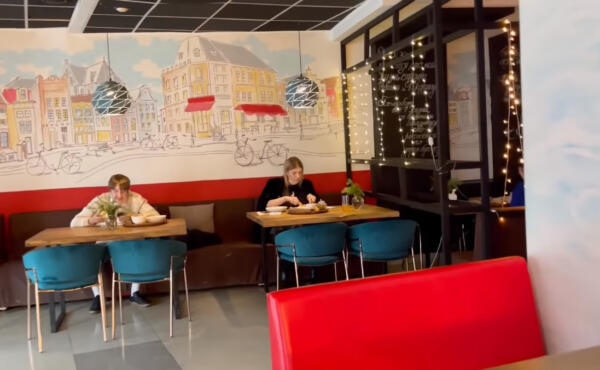 Блогера Макса Брандта возмутил самый дешёвый ресторан России. С опаской нюхал роллы после салата с плесенью