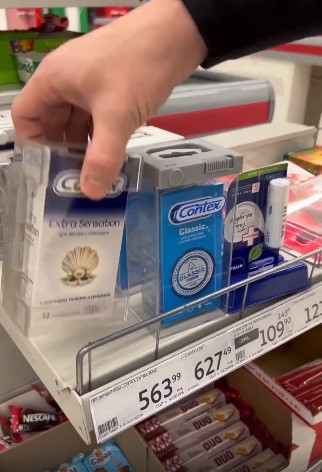 Пранкер нахально проколол презервативы в супермаркете. Блогеру с иглой пророчат проблемы с законом