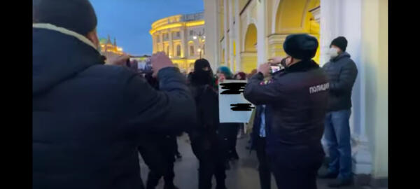 Как проходят антивоенные митинги в России. На видео полиция сквозь толпу ведёт задержанную блокадницу