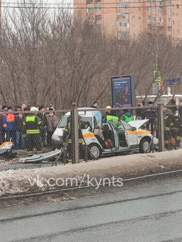 Как спасатели вызволяли людей из машин в массовой аварии в Москве. Двадцать человек - на одну иномарку