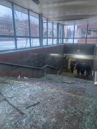 Как жители Луцка и Днепра прятались от взрывов. На видео встревоженные люди бегут в метро