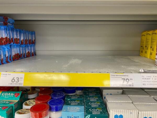Россияне жалуются на исчезнувший из магазинов сахар и перекупщиков с Авито
