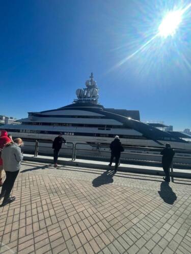 Жители Владивостока обступили яхту миллиардера. Делают фото на фоне имущества Алексея Мордашова