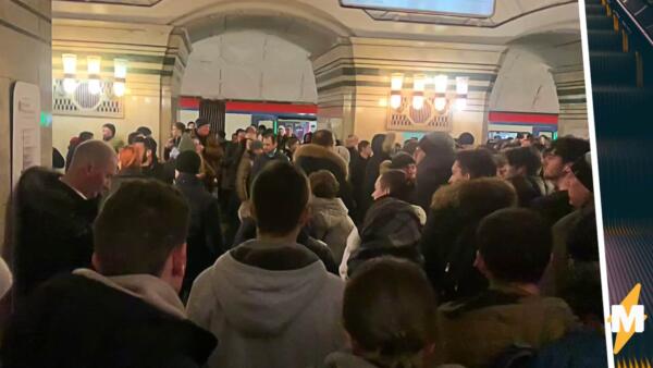 В московском метро перед концертом в Лужниках столпотворение. Станция "Спортивная" забита до отказа