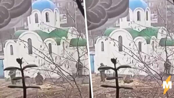 "Стоят, молятся". На видео военные мусульманин и православный возле церкви готовятся к бою