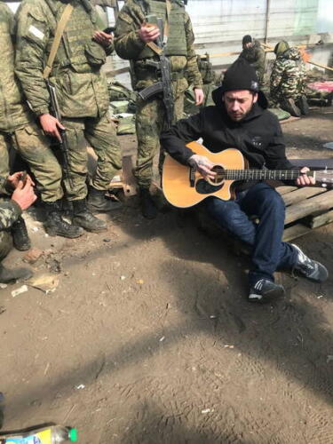 Стас Старовойтов устроил концерт для российских военных. Подбодрил песнями Виктора Цоя и Егора Летова