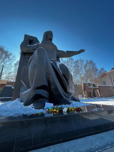 Россиянки-феминистки отпраздновали 8 марта. Отнесли цветы к памятникам ВОВ и провели митинги за мир