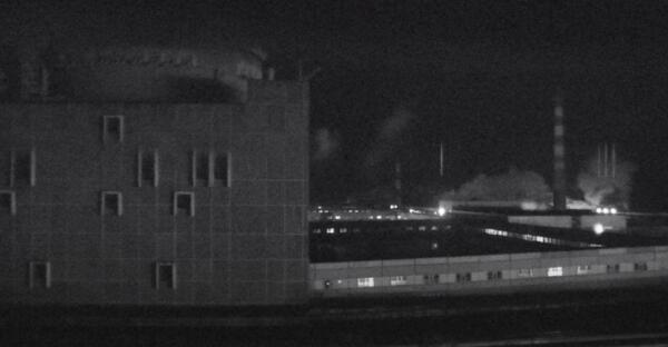 Что произошло на Запорожской АЭС в Украине. На кадрах с камер наблюдения над постройкой шёл дым