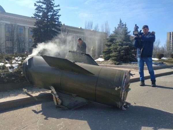 Очевидцы показали последствия ракетного удара по Донецку. На кадрах сбитая "Точка У" и город в огне