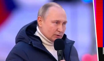 Зрители гадают, почему прервалась речь Владимира Путина в Лужниках. Винят слово «воюют»