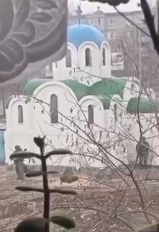 "Стоят, молятся". На видео военные мусульманин и православный возле церкви готовятся к бою