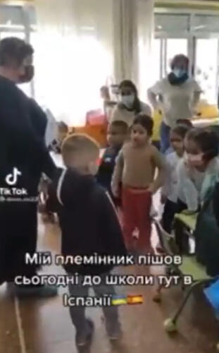 Как в испанском детсаде встретили ребёнка из Украины. На видео -- новичка приветствуют тёплыми объятиями