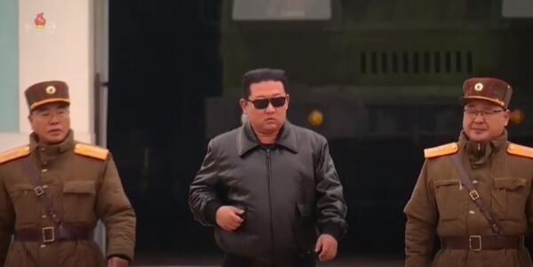 Видео с ракетой и Ким Чен Ыном напомнило зрителям боевик. Главный герой в коже как в фильме Гая Ричи