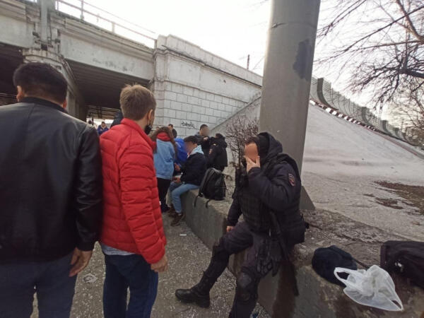 Автозак с задержанными на митинге в Москве попал в ДТП. Перевернулся, врезавшись в столб