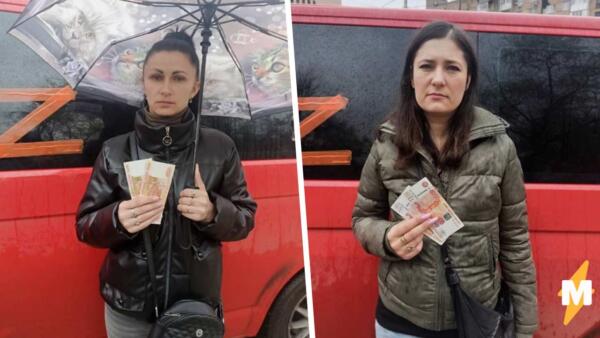 В рунете обсуждают фото вдов бойцов ЛДНР. Грустно держат в руках две пятитысячные купюры