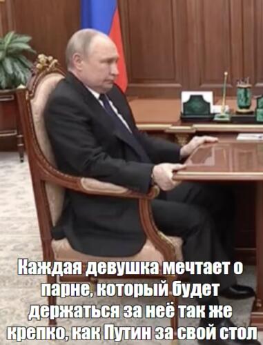 Как Владимир Путин, вцепившийся в стол, стал мемом. В пикчах президент РФ борется за мебель с двойником
