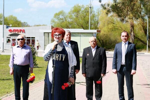 Платье с надписью Party секретаря "Единой России" потроллили в рунете. В шутках ждала футболку Pripyat