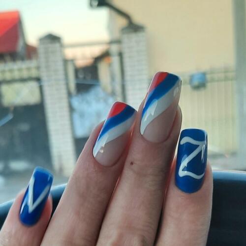 Женщины украшают ногти в поддержку спецоперации. За маникюр Z патриоткам шлют сообщения с угрозами