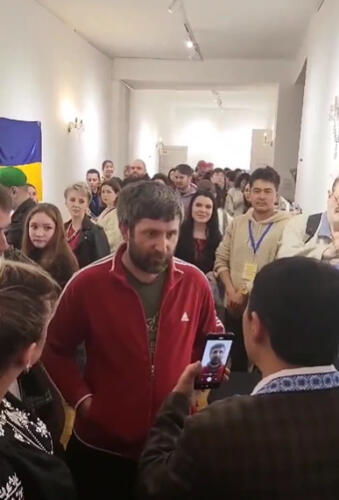 Казахстанцы прогнали россиянина с мероприятия в поддержку Украине. Выслали за попытку сорвать встречу
