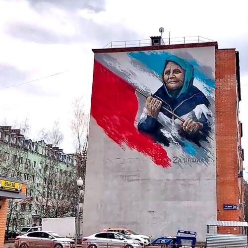 Бабушка с флагом СССР выглядит моложе, чем её изображают сторонники спецоперации. В рунете ищут отличия пенсионерки и монументов
