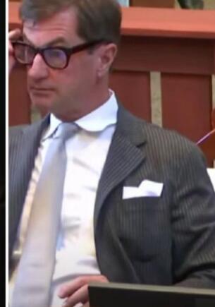 Адвокат Джонни Деппа как две капли воды похож на Антона Красовского. Не хватает майки Z вместо костюма