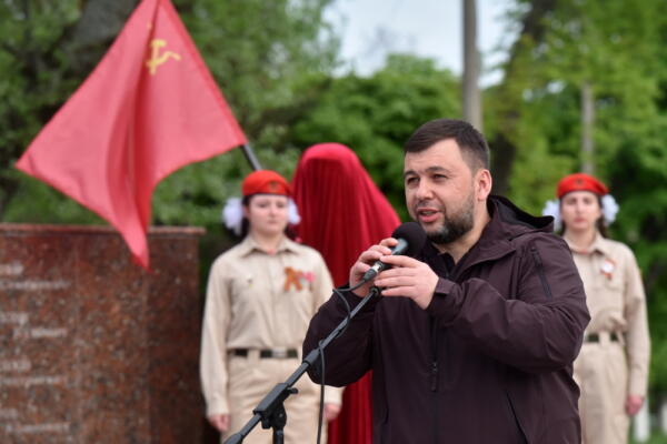 Печальные лица юнармеек в Мариуполе смутили рунет. Грустят на открытии памятника бабушке с флагом СССР