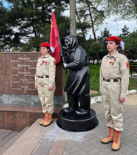 Печальные лица юнармеек в Мариуполе смутили рунет. Грустят на открытии памятника бабушке с флагом СССР